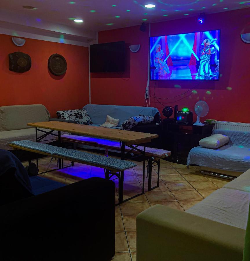 Whole Basement Former Pub3 For Bachelor / Bachelorette Party Будапеща Екстериор снимка