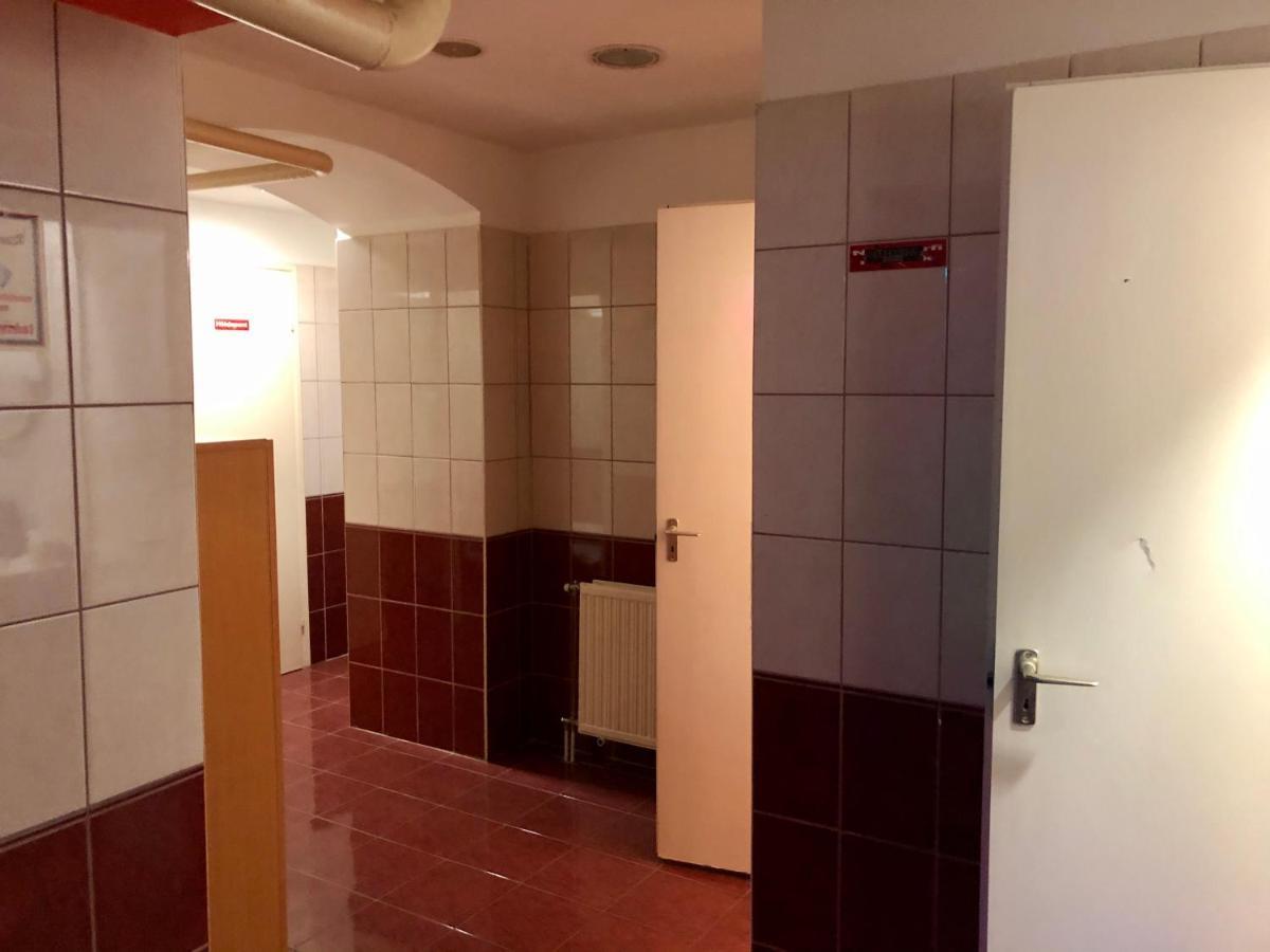 Whole Basement Former Pub3 For Bachelor / Bachelorette Party Будапеща Екстериор снимка