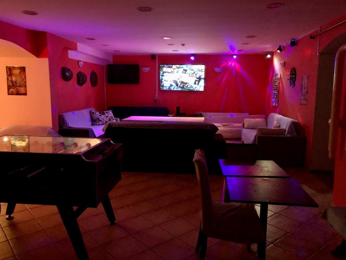 Whole Basement Former Pub3 For Bachelor / Bachelorette Party Будапеща Екстериор снимка